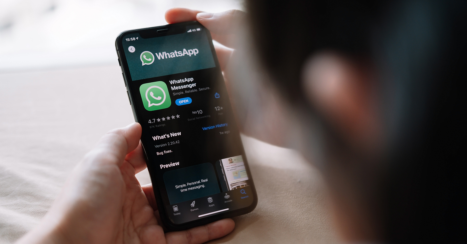 Passing WhatsApp data on to Facebook: German supervisory authority reacts