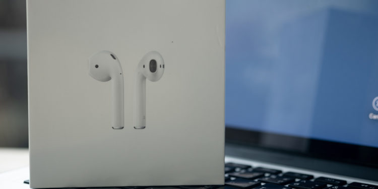 AirPods & MacBooks