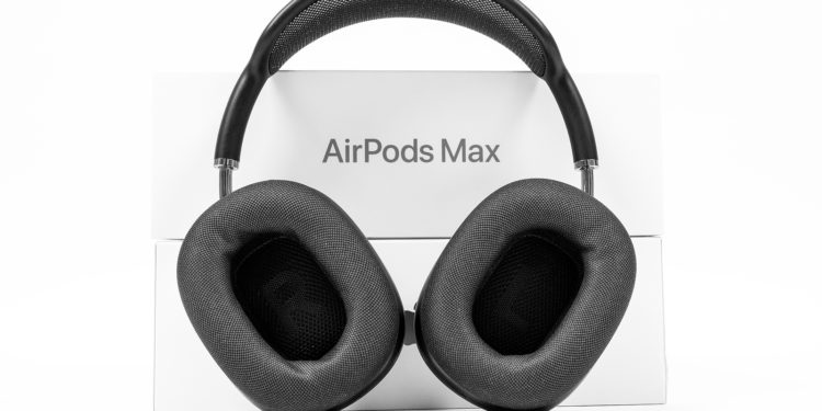 iOS 16 Spatial Audio AirPods