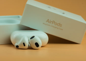 iOS 16.4 AirPods