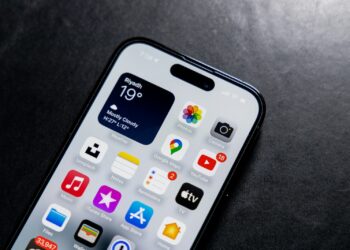 Hide and unhide iOS 18 apps